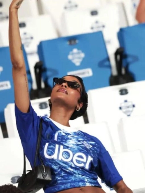 Como-Cup-2025-Jourdan-Dunn-Printed-T-Shirt-in-Blue