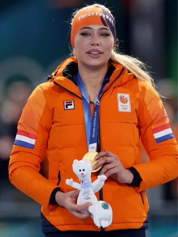 Team-Netherlands-Milano-Cortina-2026-Jutta-Leerdam-Orange-Puffer-Jacket